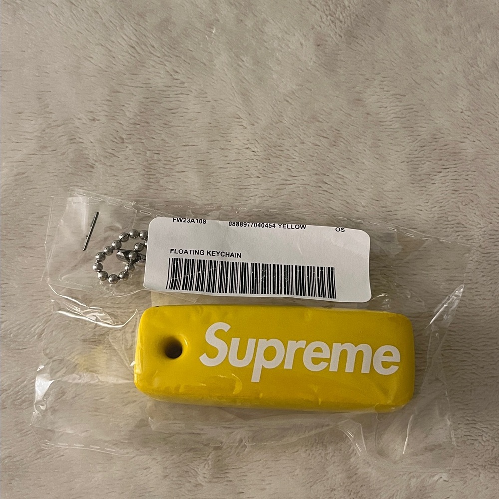 Supreme Floating Keychain - Picture 2 of 3
